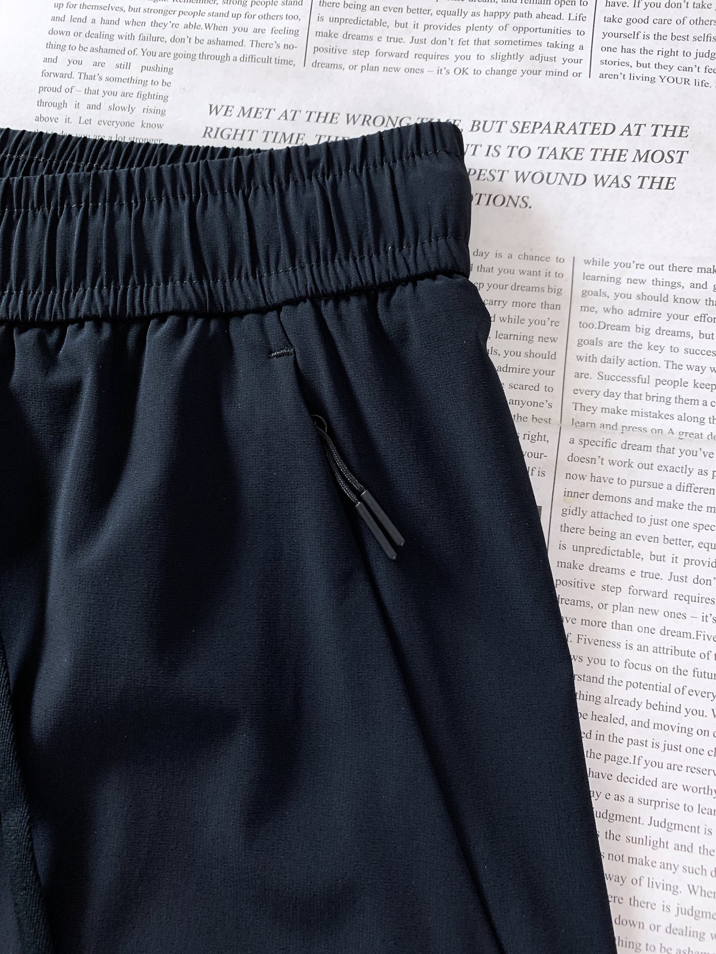 ARCTERYX 始祖鸟 2026SS春夏新品松紧款机能休闲长裤，进口速干抗水面料，上身轻盈透气无束缚。