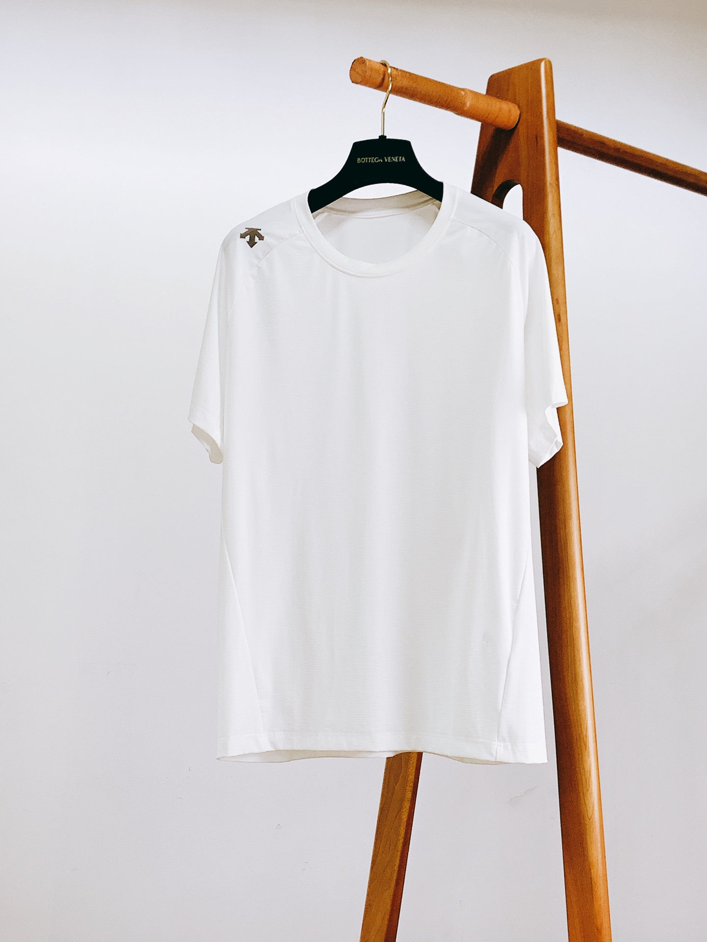 DESCENTE 迪桑特 夏季机能速干圆领短袖👕专属蜂窝网眼功能性面料，透气散热效果出众，具备速干排汗、
