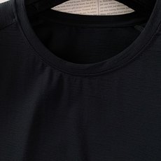 DESCENTE 迪桑特 夏季机能速干圆领短袖👕专属蜂窝网眼功能性面料,透气散热效果出众,具备速干排汗、 DESCENTE 迪桑特 夏季机能速干圆领短袖👕专属蜂窝网眼功能性面料,透气散热效果出众,具备速干排汗、