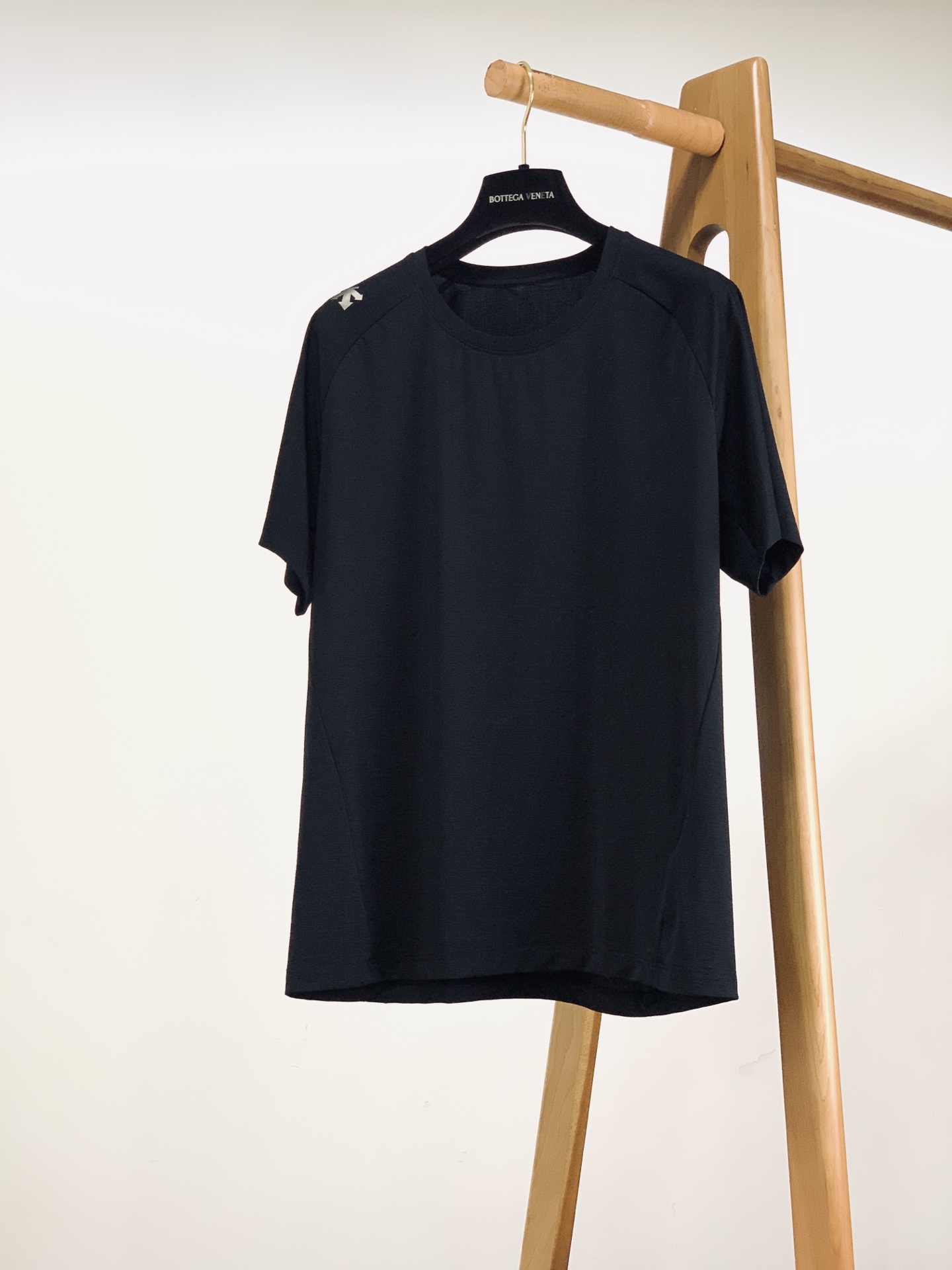 DESCENTE 迪桑特 夏季机能速干圆领短袖👕专属蜂窝网眼功能性面料，透气散热效果出众，具备速干排汗、