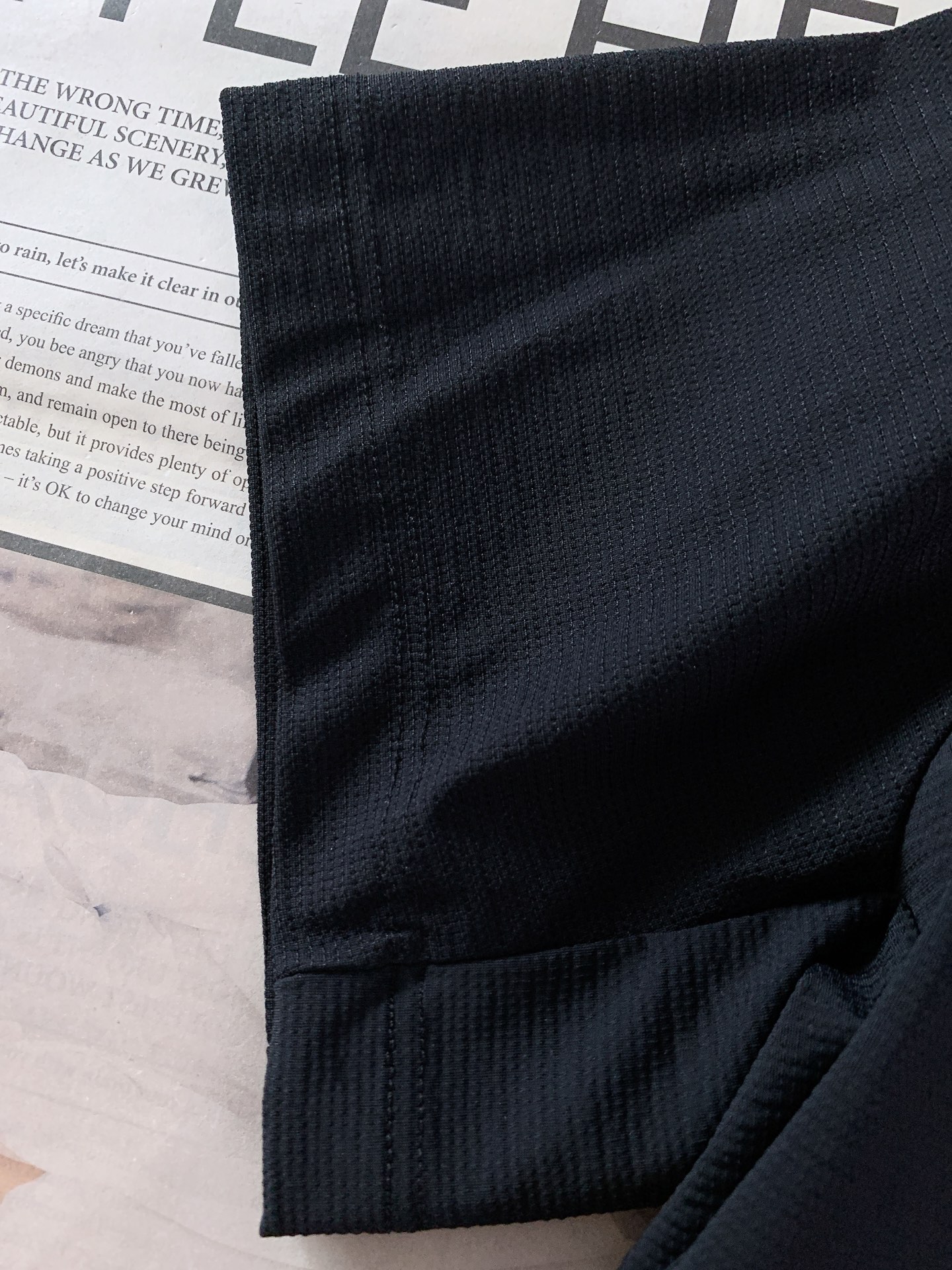 DESCENTE 迪桑特 夏季机能速干圆领短袖👕专属蜂窝网眼功能性面料,透气散热效果出众,具备速干排汗、 DESCENTE 迪桑特 夏季机能速干圆领短袖👕专属蜂窝网眼功能性面料,透气散热效果出众,具备速干排汗、