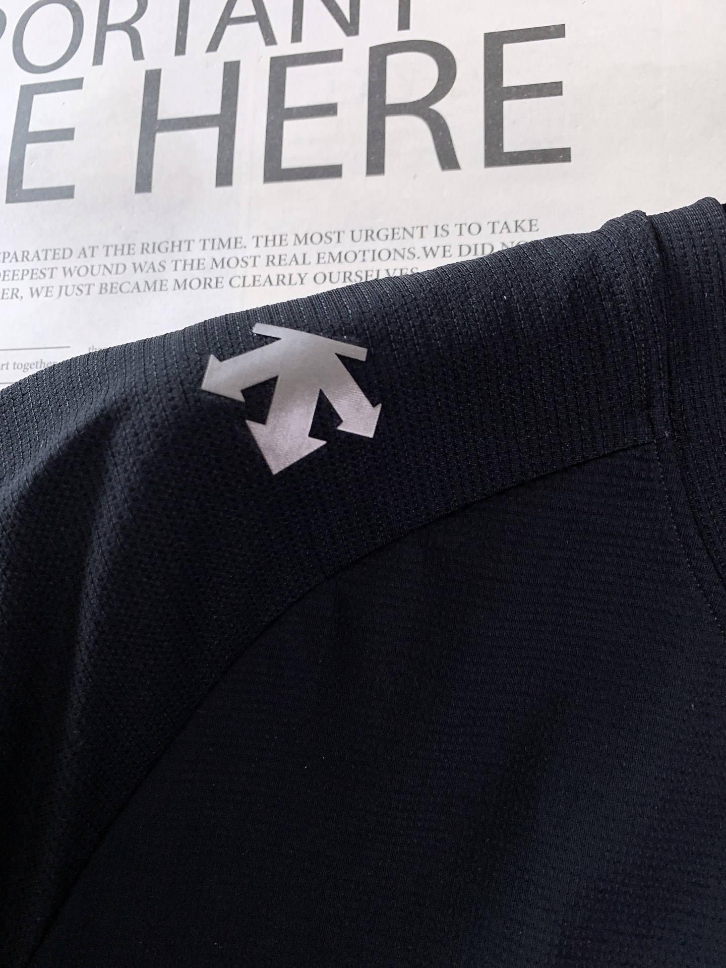 DESCENTE 迪桑特 夏季机能速干圆领短袖👕专属蜂窝网眼功能性面料,透气散热效果出众,具备速干排汗、 DESCENTE 迪桑特 夏季机能速干圆领短袖👕专属蜂窝网眼功能性面料,透气散热效果出众,具备速干排汗、