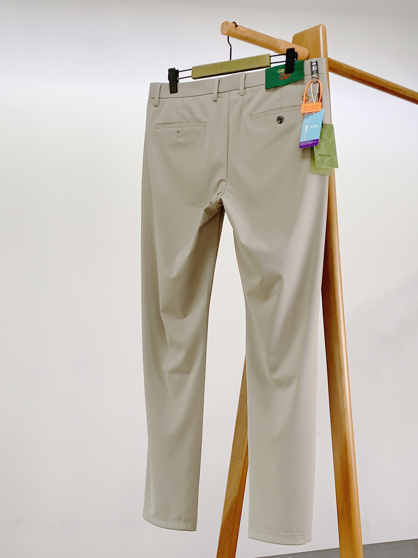 Gucci 古驰 2026SS春夏新品 男士轻奢弹力休闲西裤，进口高密垂感面料，自带凉感抗皱属性，日常久
