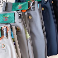 Gucci 古驰 2026SS春夏新品 男士轻奢弹力休闲西裤,进口高密垂感面料,自带凉感抗皱属性,日常久 Gucci 古驰 2026SS春夏新品 男士轻奢弹力休闲西裤,进口高密垂感面料,自带凉感抗皱属性,日常久