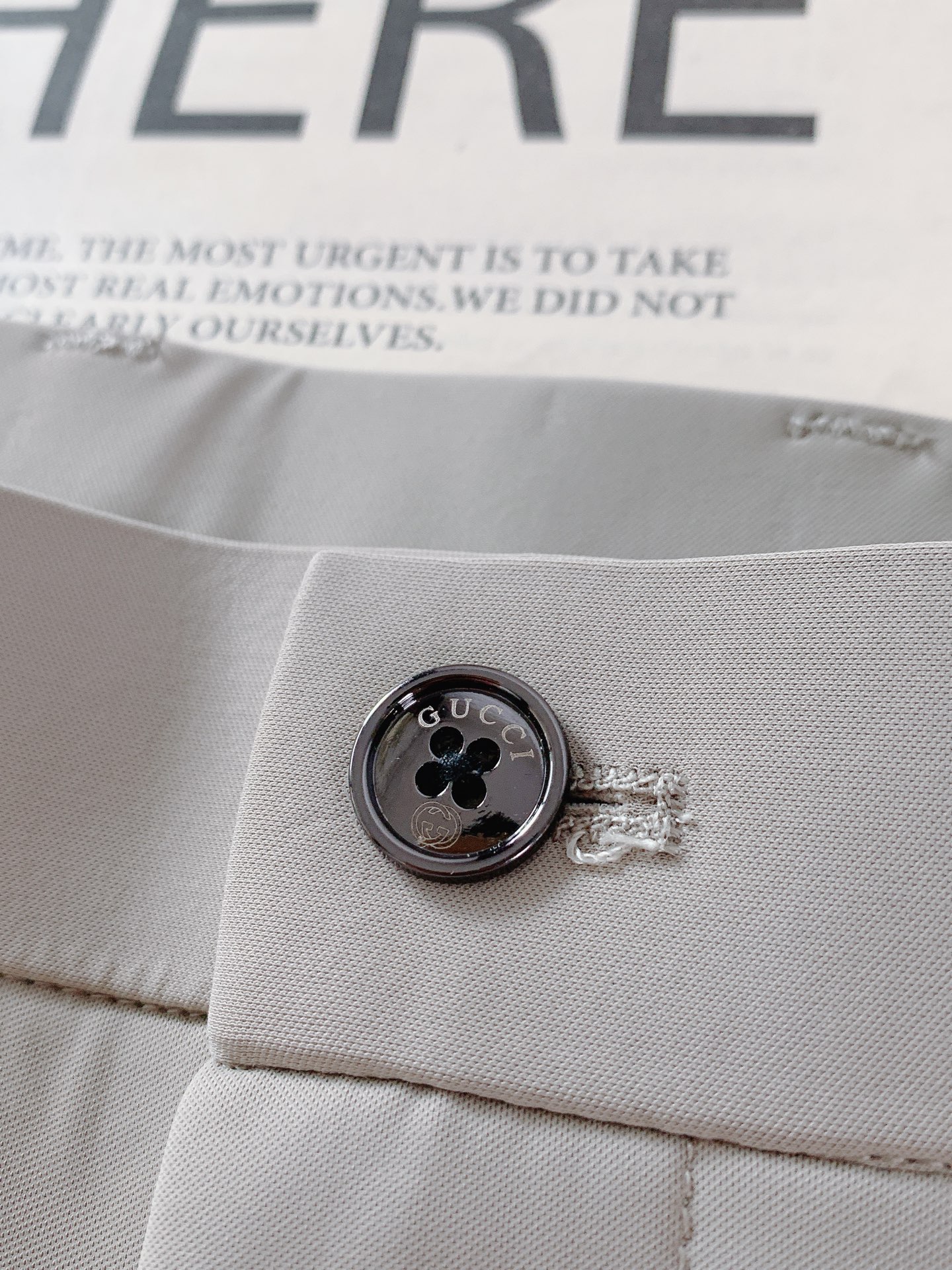 Gucci 古驰 2026SS春夏新品 男士轻奢弹力休闲西裤，进口高密垂感面料，自带凉感抗皱属性，日常久