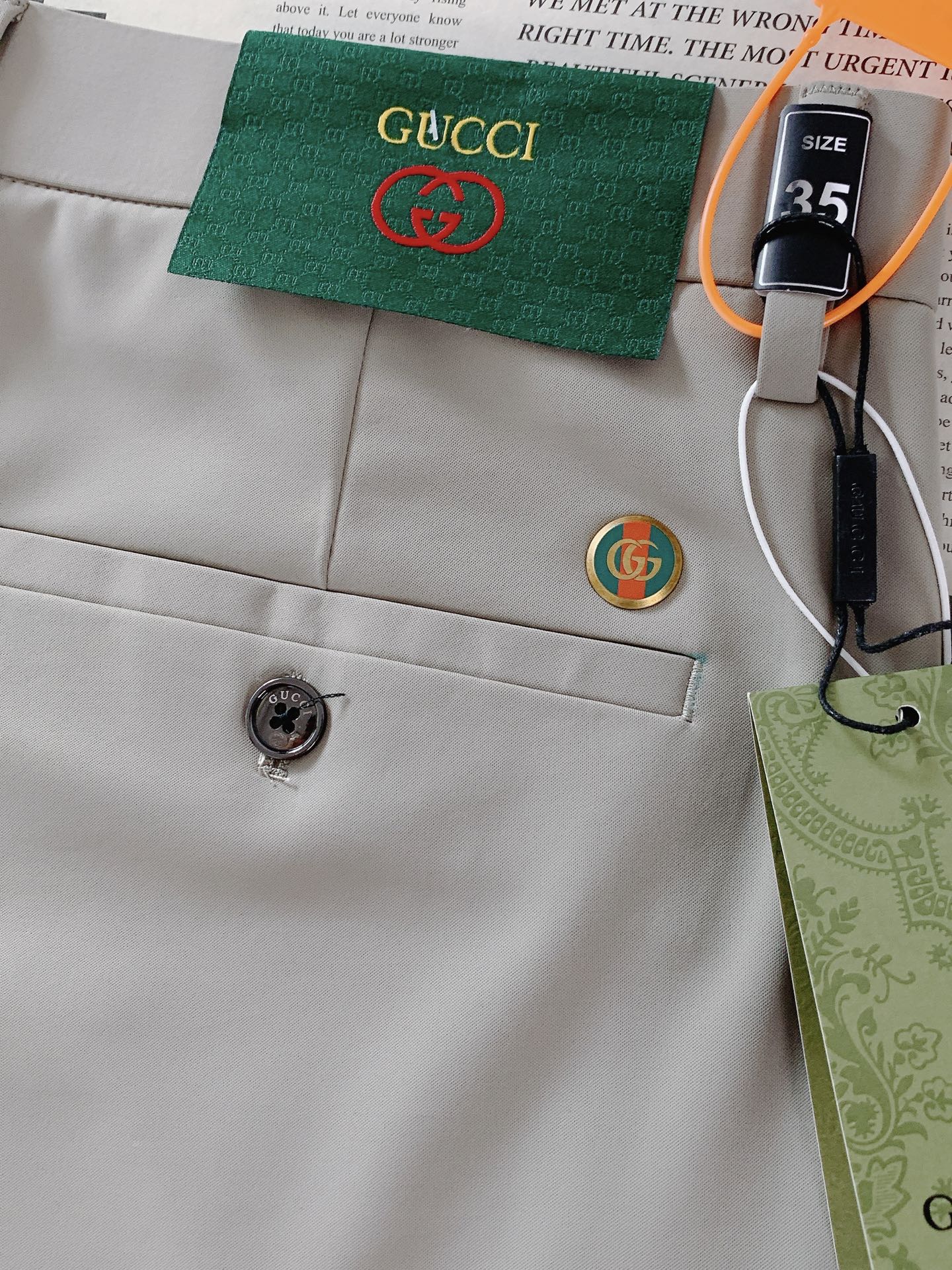 Gucci 古驰 2026SS春夏新品 男士轻奢弹力休闲西裤，进口高密垂感面料，自带凉感抗皱属性，日常久
