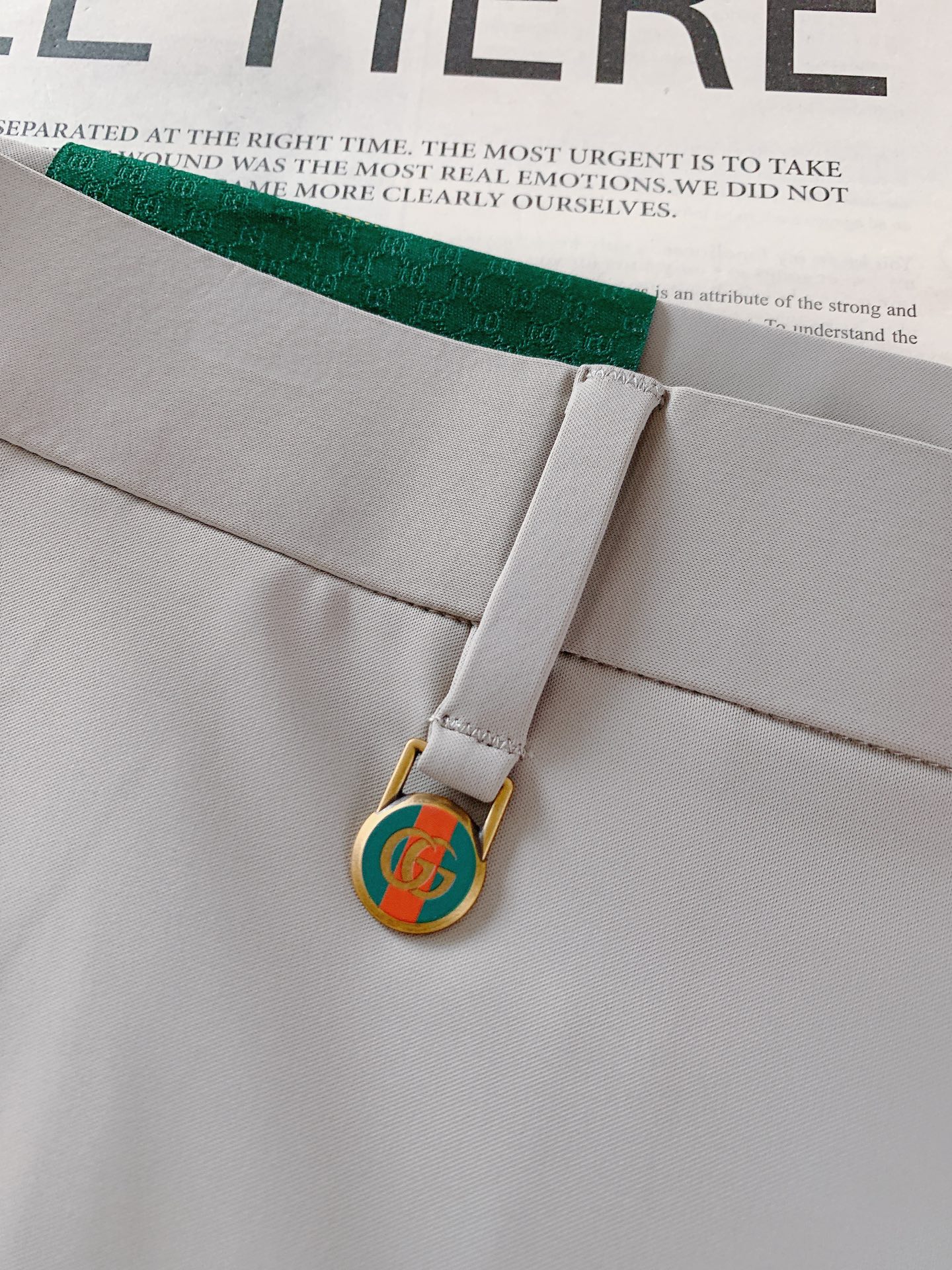 Gucci 古驰 2026SS春夏新品 男士轻奢弹力休闲西裤，进口高密垂感面料，自带凉感抗皱属性，日常久