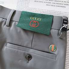 Gucci 古驰 2026SS春夏新品 男士轻奢弹力休闲西裤,进口高密垂感面料,自带凉感抗皱属性,日常久 Gucci 古驰 2026SS春夏新品 男士轻奢弹力休闲西裤,进口高密垂感面料,自带凉感抗皱属性,日常久