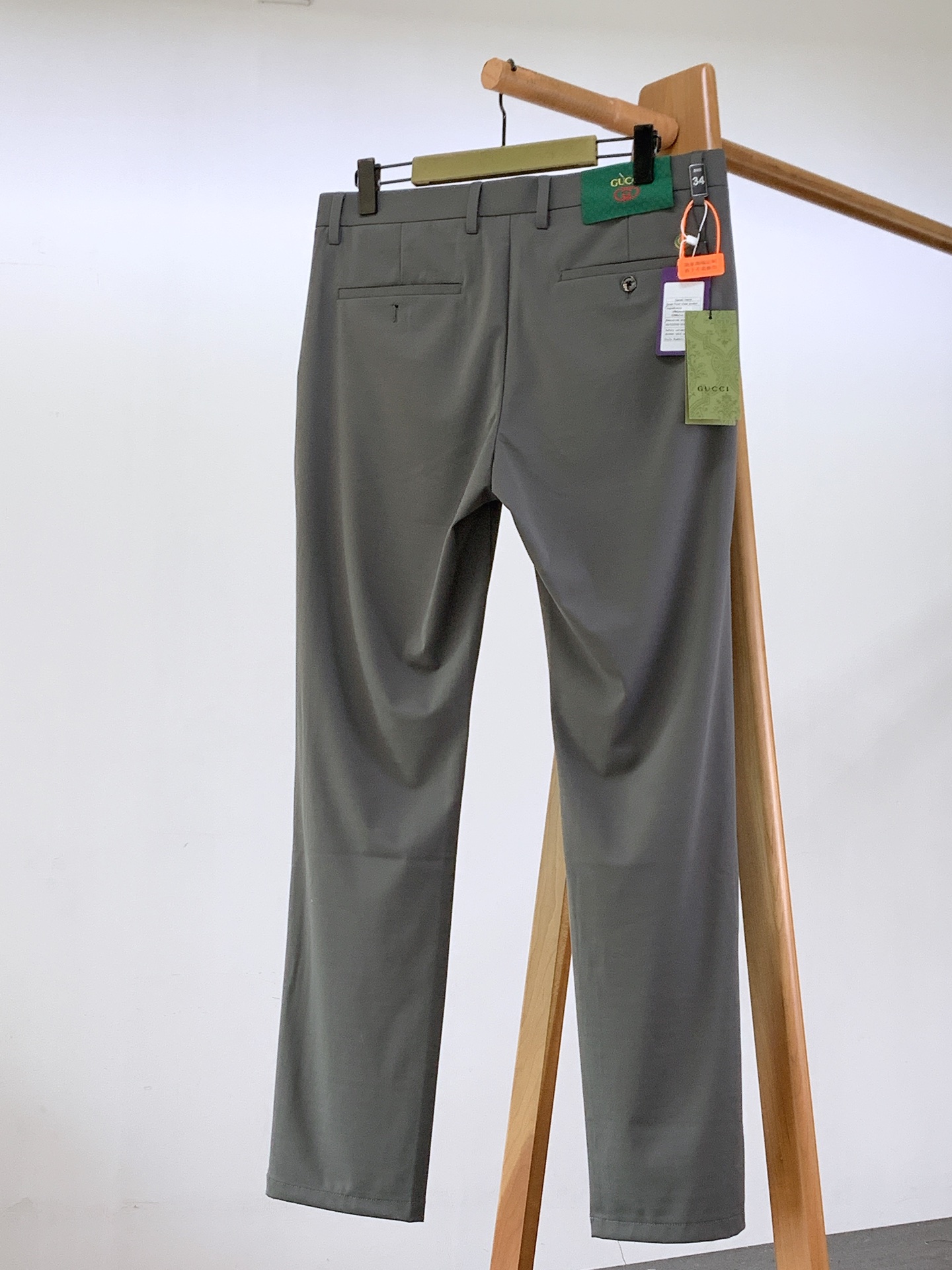 Gucci 古驰 2026SS春夏新品 男士轻奢弹力休闲西裤，进口高密垂感面料，自带凉感抗皱属性，日常久