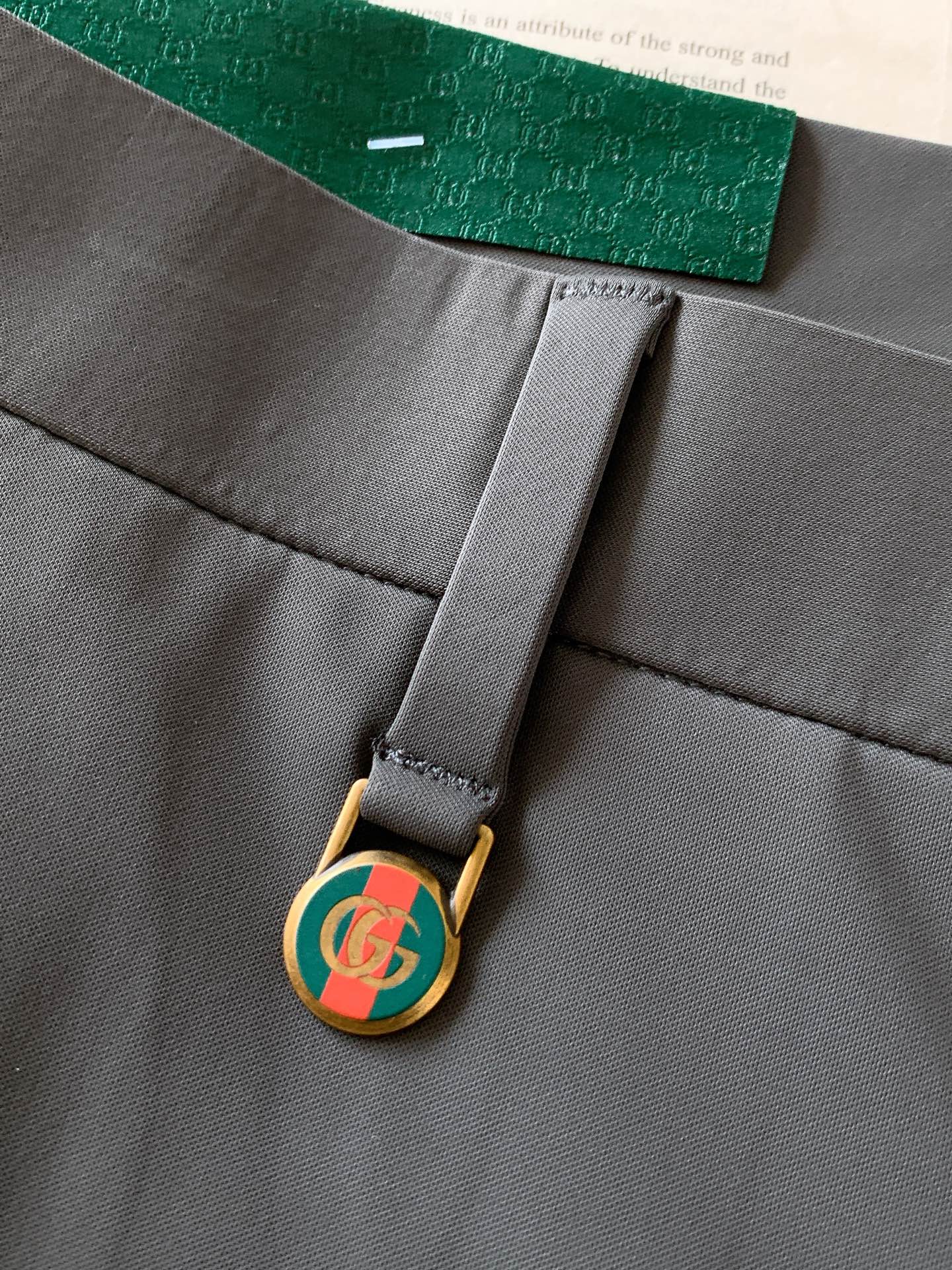 Gucci 古驰 2026SS春夏新品 男士轻奢弹力休闲西裤，进口高密垂感面料，自带凉感抗皱属性，日常久