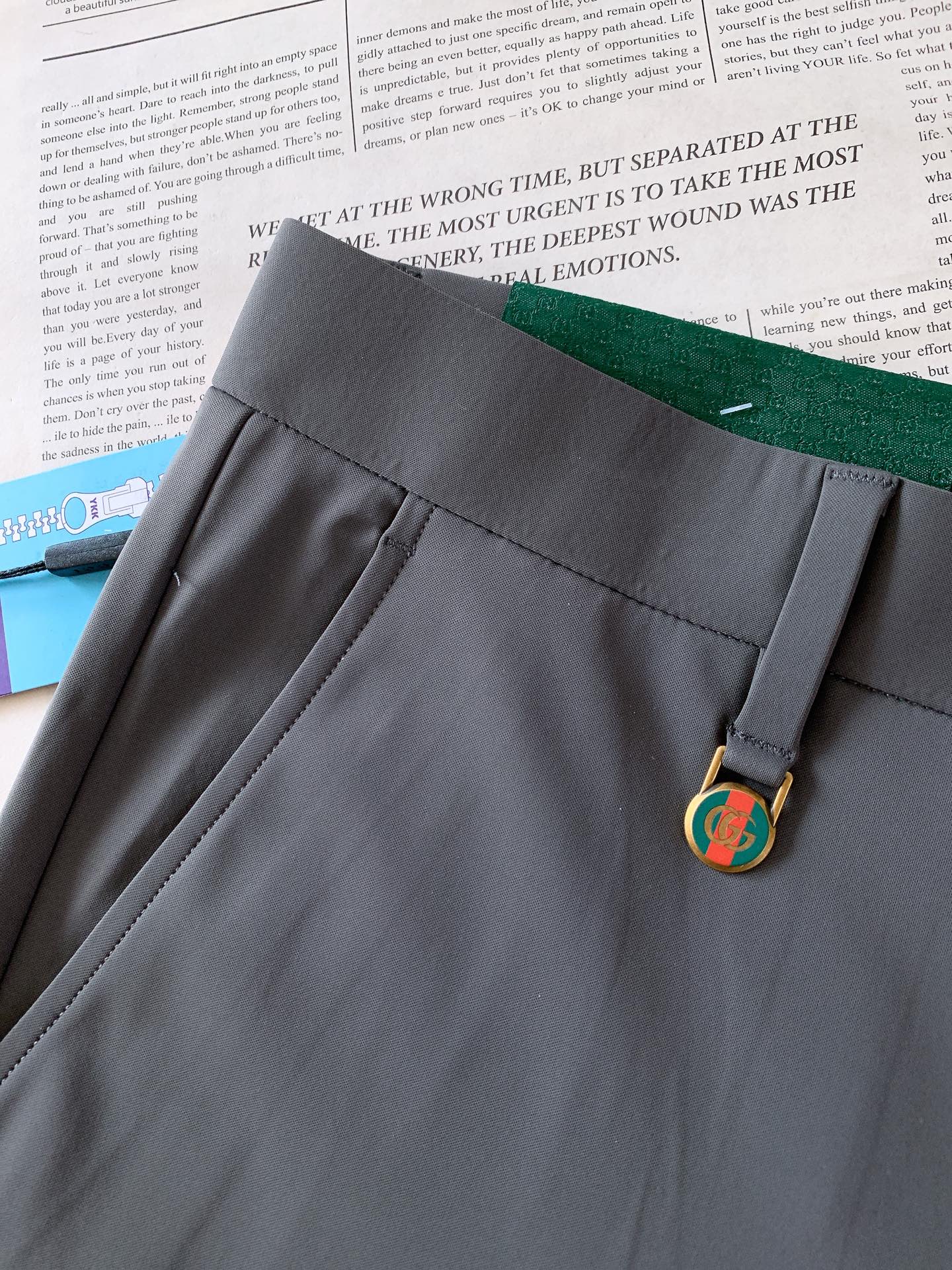 Gucci 古驰 2026SS春夏新品 男士轻奢弹力休闲西裤，进口高密垂感面料，自带凉感抗皱属性，日常久