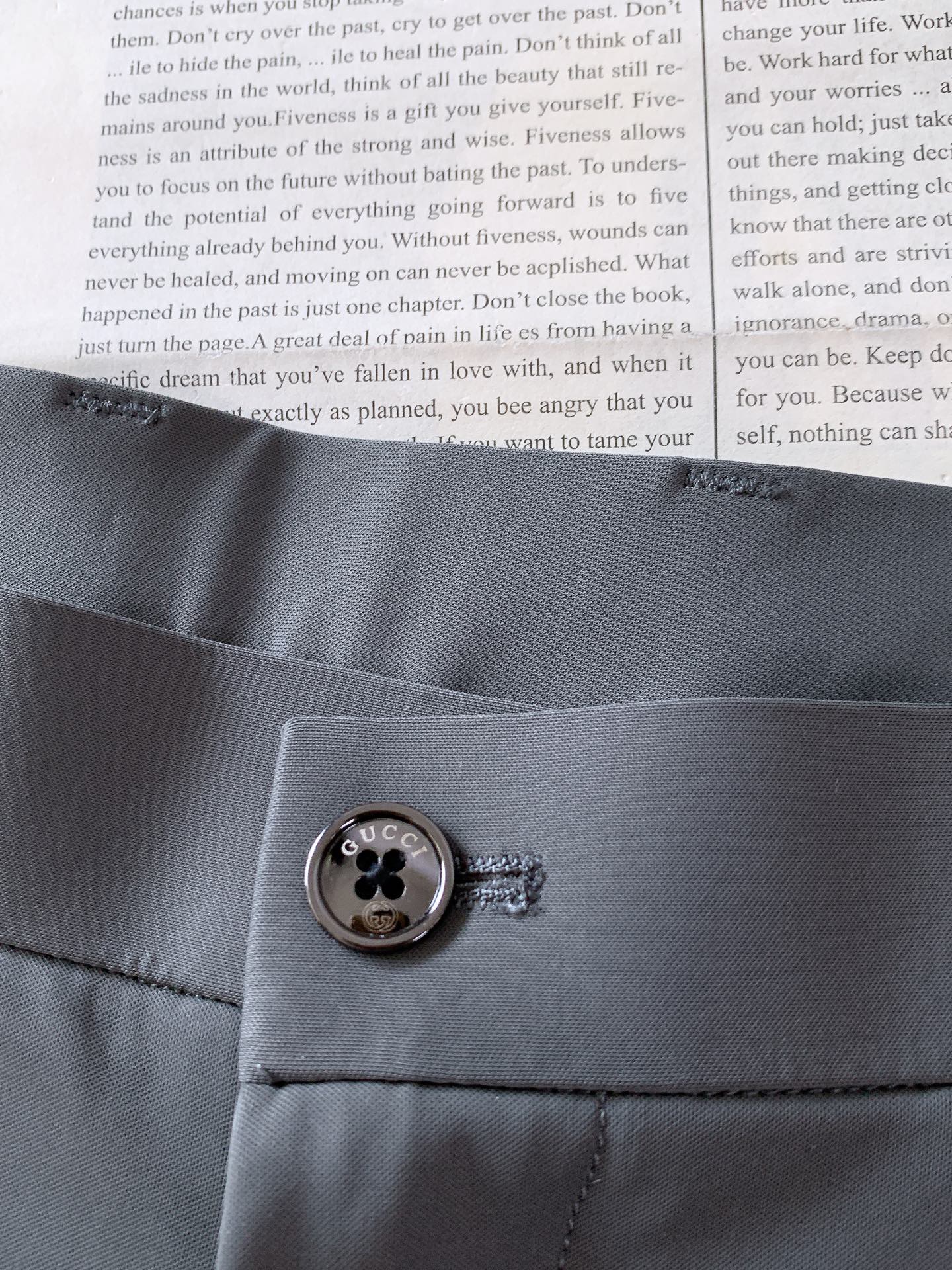 Gucci 古驰 2026SS春夏新品 男士轻奢弹力休闲西裤，进口高密垂感面料，自带凉感抗皱属性，日常久