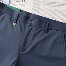Gucci 古驰 2026SS春夏新品 男士轻奢弹力休闲西裤,进口高密垂感面料,自带凉感抗皱属性,日常久 Gucci 古驰 2026SS春夏新品 男士轻奢弹力休闲西裤,进口高密垂感面料,自带凉感抗皱属性,日常久