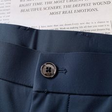 Gucci 古驰 2026SS春夏新品 男士轻奢弹力休闲西裤,进口高密垂感面料,自带凉感抗皱属性,日常久 Gucci 古驰 2026SS春夏新品 男士轻奢弹力休闲西裤,进口高密垂感面料,自带凉感抗皱属性,日常久