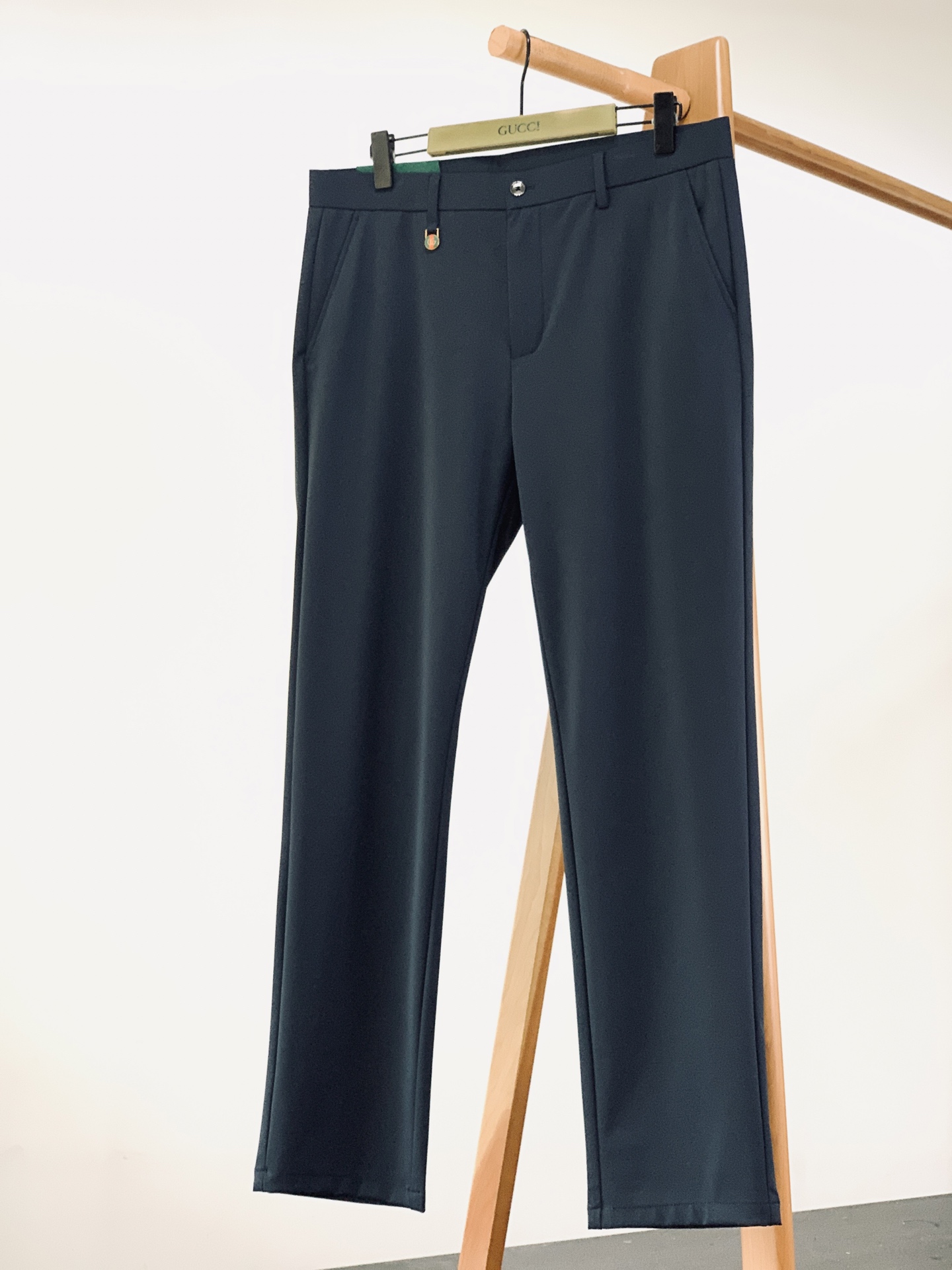 Gucci 古驰 2026SS春夏新品 男士轻奢弹力休闲西裤，进口高密垂感面料，自带凉感抗皱属性，日常久