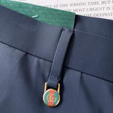 Gucci 古驰 2026SS春夏新品 男士轻奢弹力休闲西裤,进口高密垂感面料,自带凉感抗皱属性,日常久 Gucci 古驰 2026SS春夏新品 男士轻奢弹力休闲西裤,进口高密垂感面料,自带凉感抗皱属性,日常久