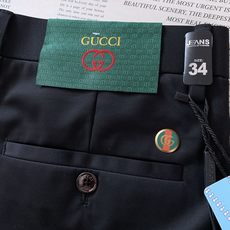 Gucci 古驰 2026SS春夏新品 男士轻奢弹力休闲西裤,进口高密垂感面料,自带凉感抗皱属性,日常久 Gucci 古驰 2026SS春夏新品 男士轻奢弹力休闲西裤,进口高密垂感面料,自带凉感抗皱属性,日常久