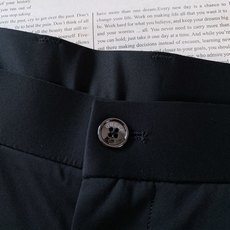 Gucci 古驰 2026SS春夏新品 男士轻奢弹力休闲西裤,进口高密垂感面料,自带凉感抗皱属性,日常久 Gucci 古驰 2026SS春夏新品 男士轻奢弹力休闲西裤,进口高密垂感面料,自带凉感抗皱属性,日常久