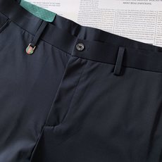 Gucci 古驰 2026SS春夏新品 男士轻奢弹力休闲西裤,进口高密垂感面料,自带凉感抗皱属性,日常久 Gucci 古驰 2026SS春夏新品 男士轻奢弹力休闲西裤,进口高密垂感面料,自带凉感抗皱属性,日常久
