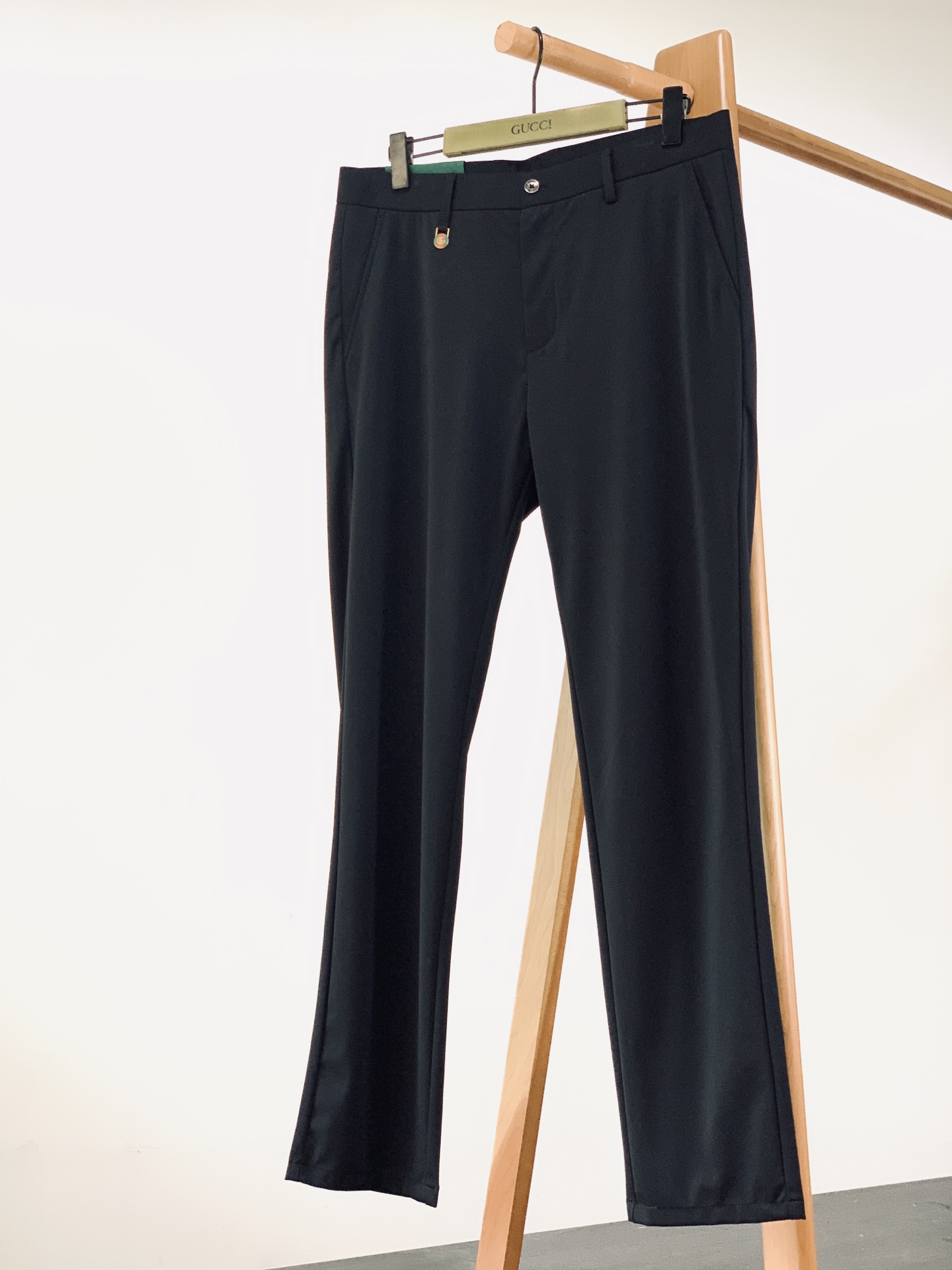 Gucci 古驰 2026SS春夏新品 男士轻奢弹力休闲西裤，进口高密垂感面料，自带凉感抗皱属性，日常久