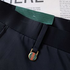 Gucci 古驰 2026SS春夏新品 男士轻奢弹力休闲西裤,进口高密垂感面料,自带凉感抗皱属性,日常久 Gucci 古驰 2026SS春夏新品 男士轻奢弹力休闲西裤,进口高密垂感面料,自带凉感抗皱属性,日常久
