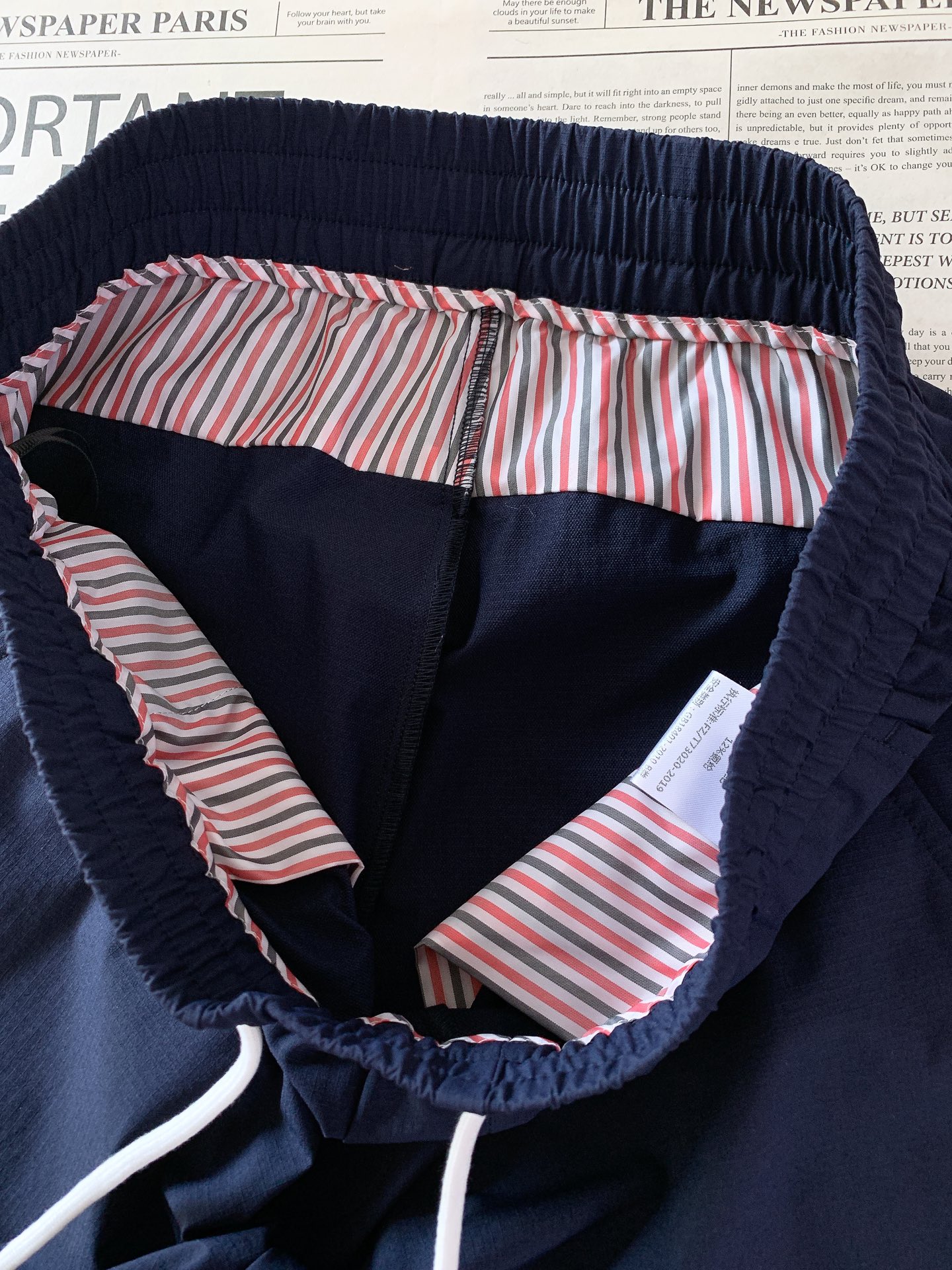 Thom Browne 汤姆·布朗 2026SS春夏新品 机能休闲束脚长裤👖定制方格抗皱速干面料，轻薄透
