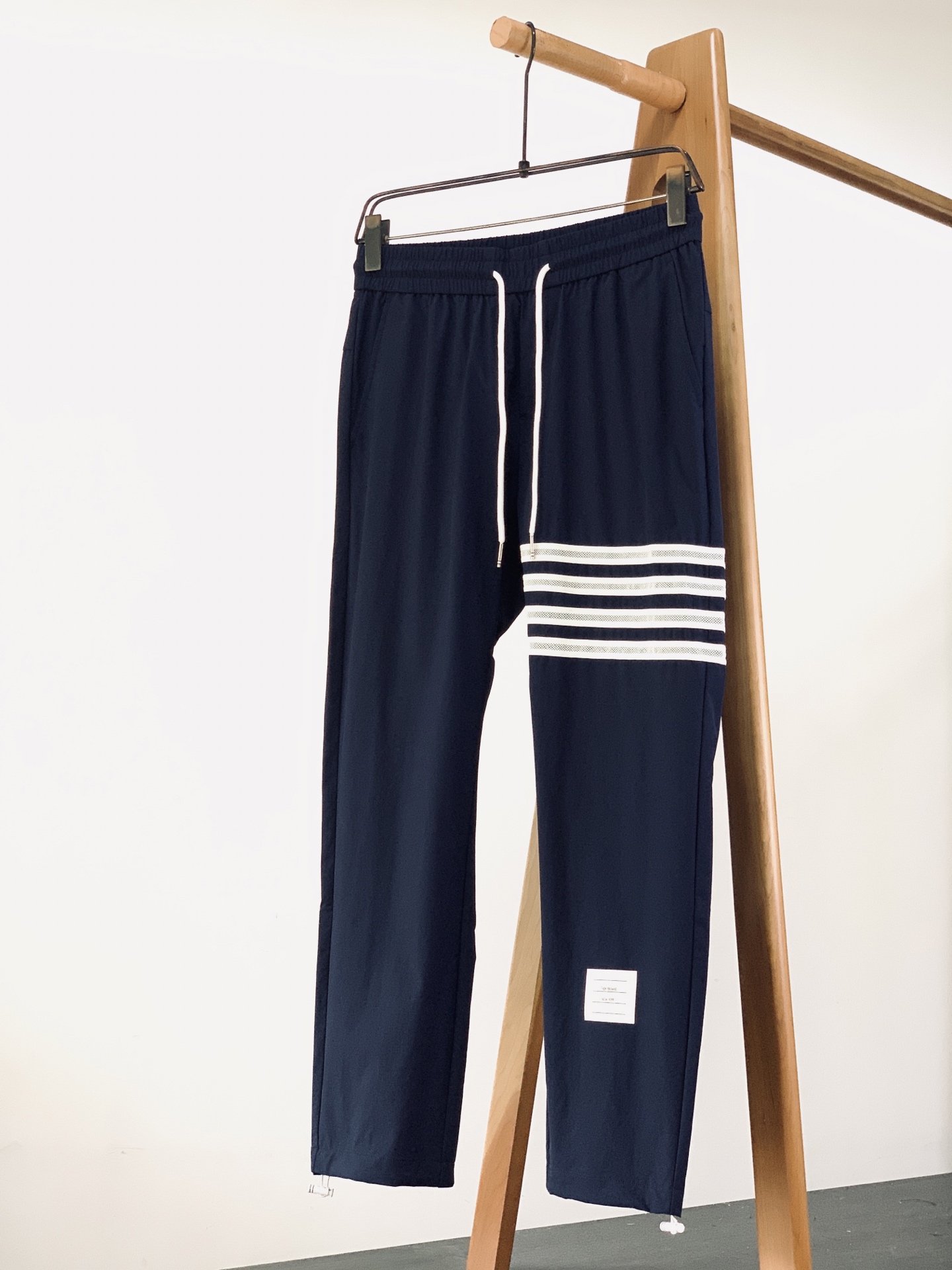 Thom Browne 汤姆·布朗 2026SS春夏新品 机能休闲束脚长裤👖定制方格抗皱速干面料，轻薄透