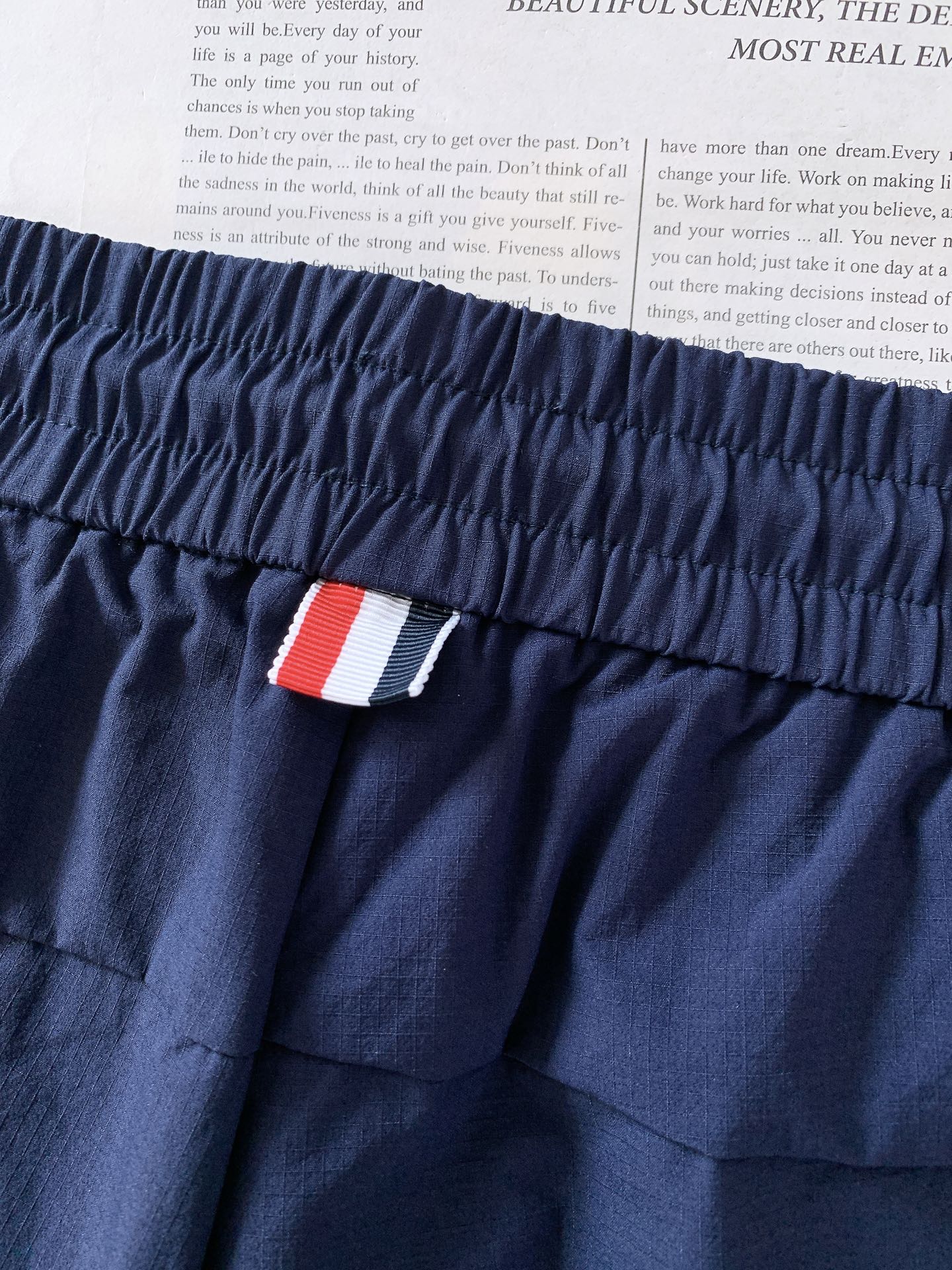 Thom Browne 汤姆·布朗 2026SS春夏新品 机能休闲束脚长裤👖定制方格抗皱速干面料，轻薄透
