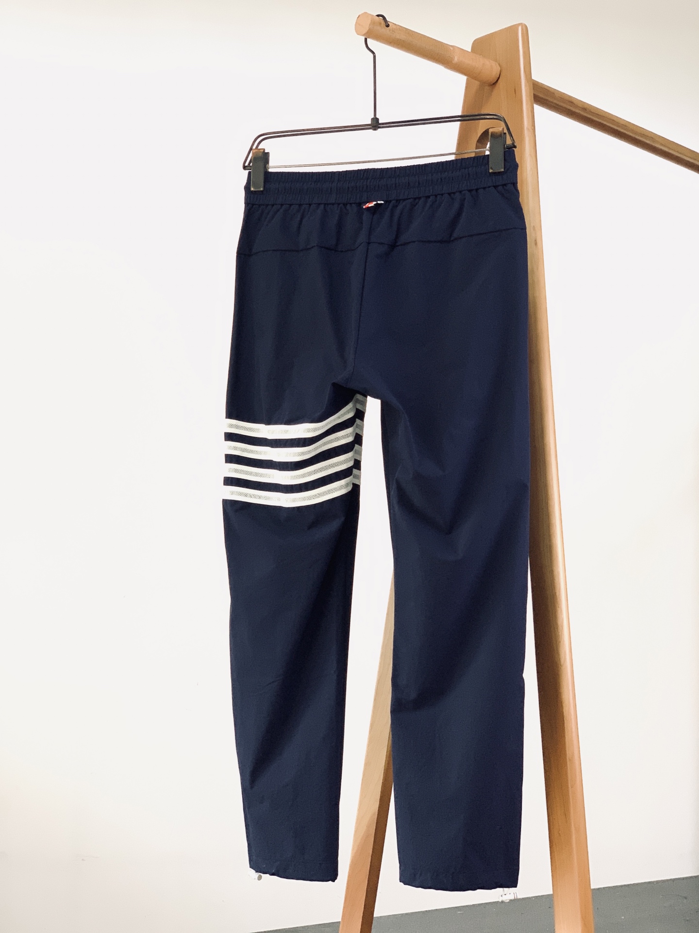 Thom Browne 汤姆·布朗 2026SS春夏新品 机能休闲束脚长裤👖定制方格抗皱速干面料，轻薄透