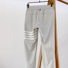 Thom Browne 汤姆·布朗 2026SS春夏新品 机能休闲束脚长裤👖定制方格抗皱速干面料,轻薄透 Thom Browne 汤姆·布朗 2026SS春夏新品 机能休闲束脚长裤👖定制方格抗皱速干面料,轻薄透
