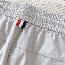 Thom Browne 汤姆·布朗 2026SS春夏新品 机能休闲束脚长裤👖定制方格抗皱速干面料,轻薄透 Thom Browne 汤姆·布朗 2026SS春夏新品 机能休闲束脚长裤👖定制方格抗皱速干面料,轻薄透