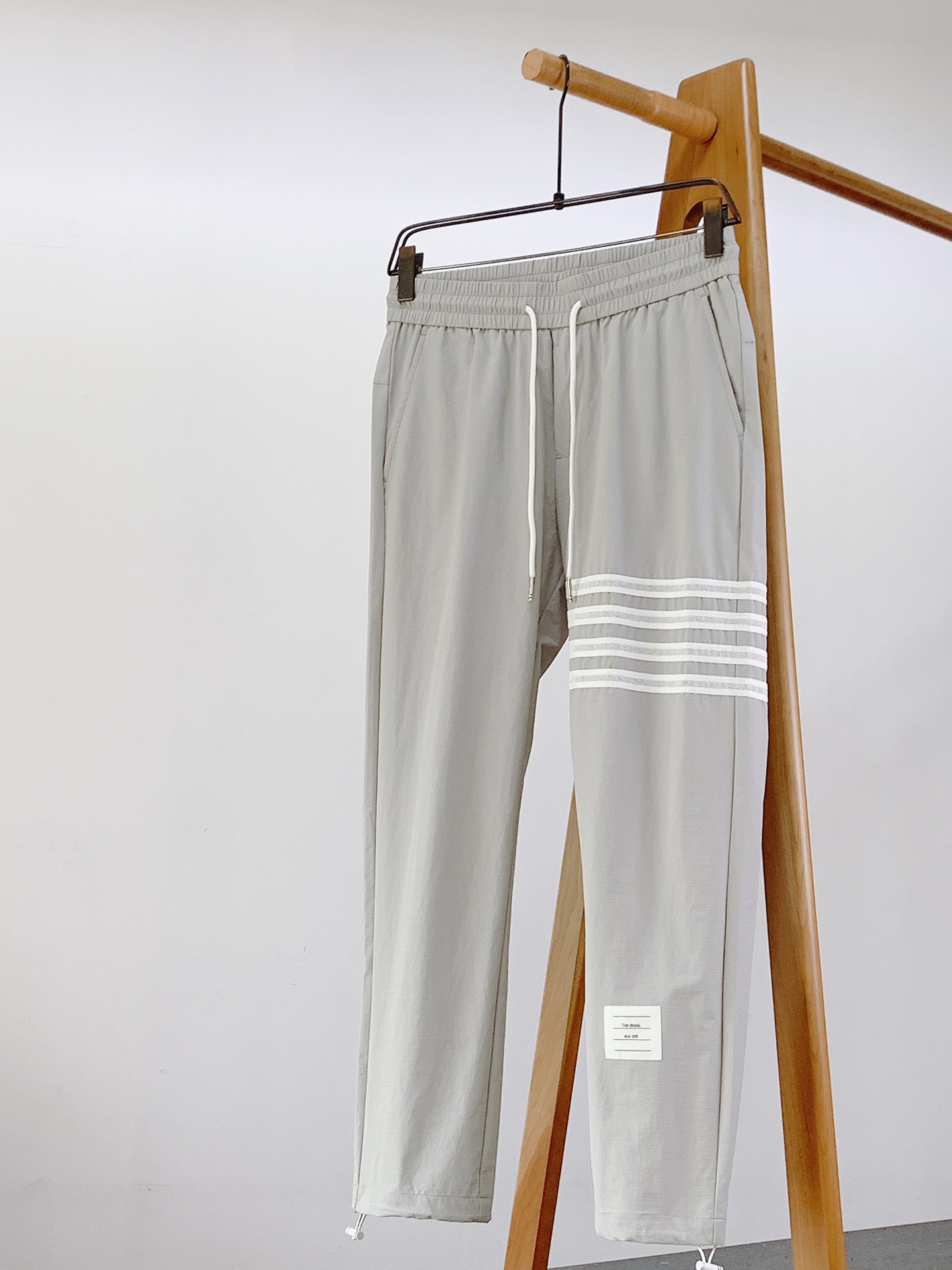 Thom Browne 汤姆·布朗 2026SS春夏新品 机能休闲束脚长裤👖定制方格抗皱速干面料，轻薄透