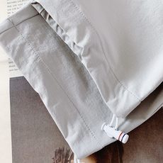 Thom Browne 汤姆·布朗 2026SS春夏新品 机能休闲束脚长裤👖定制方格抗皱速干面料,轻薄透 Thom Browne 汤姆·布朗 2026SS春夏新品 机能休闲束脚长裤👖定制方格抗皱速干面料,轻薄透