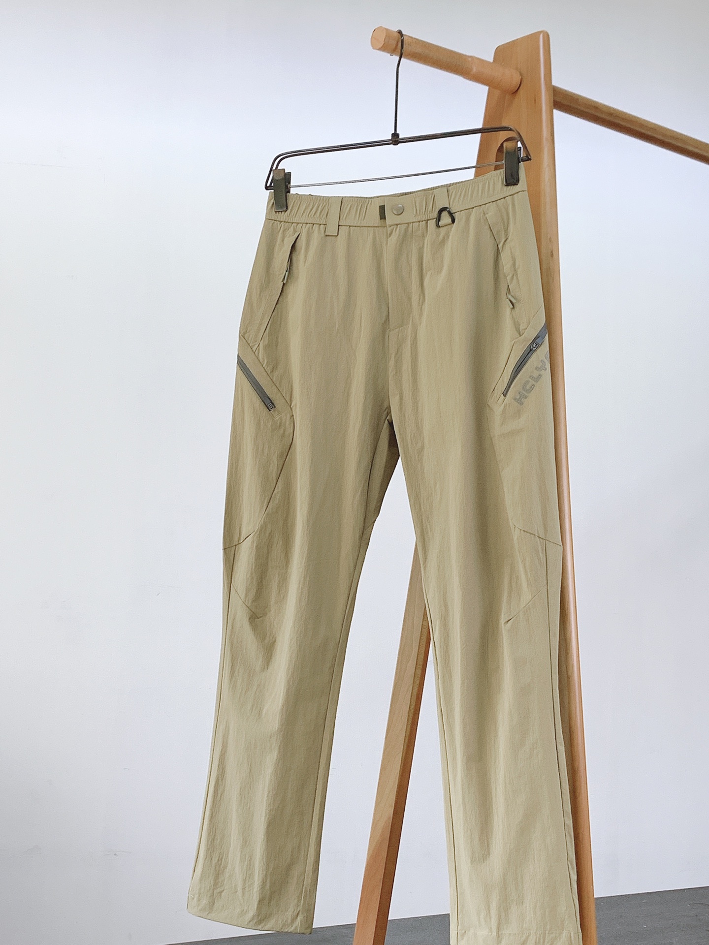 Helly Hansen 耶尔.汉森 2026SS春夏新品机能户外休闲长裤👖定制抗皱弹力速干面料，表层具