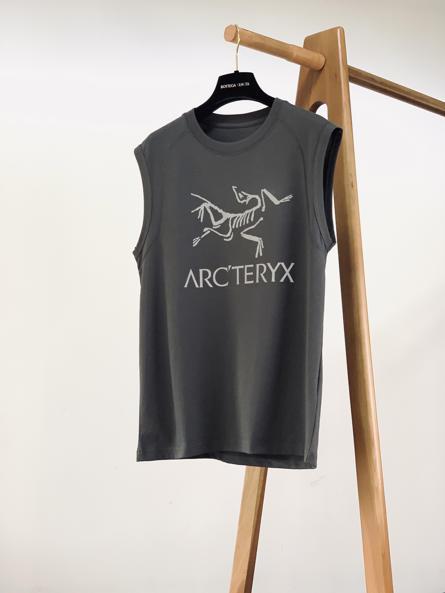 ARCTERYX 始祖鸟 2026SS春夏新品经典骨架无袖机能背心🎽定制速干透气针织面料，上身清爽软糯，