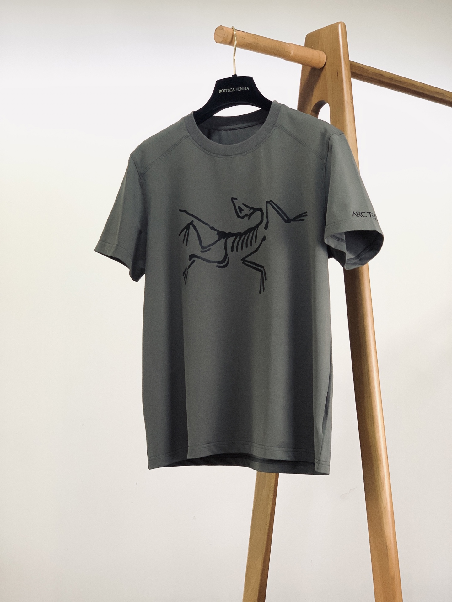 ARCTERYX 始祖鸟 2026SS春夏新品化石大鸟印花速干短袖👕定制专业速干透气面料，上身体感轻薄冰