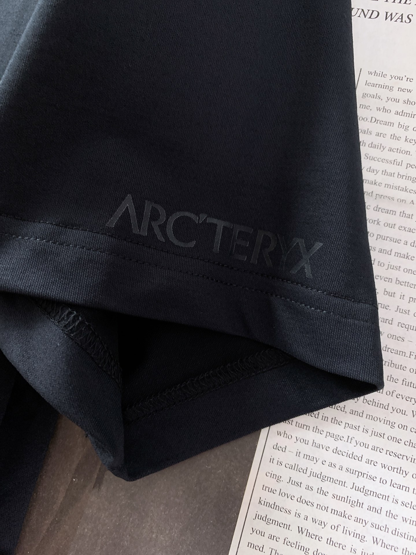 ARCTERYX 始祖鸟 2026SS春夏新品化石大鸟印花速干短袖👕定制专业速干透气面料，上身体感轻薄冰
