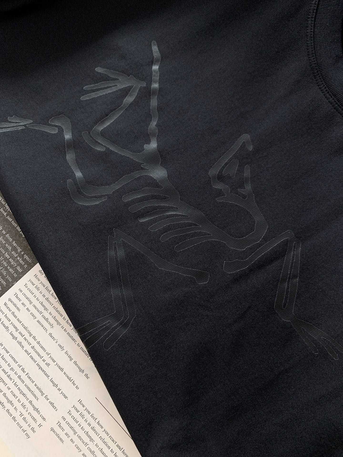 ARCTERYX 始祖鸟 2026SS春夏新品化石大鸟印花速干短袖👕定制专业速干透气面料，上身体感轻薄冰