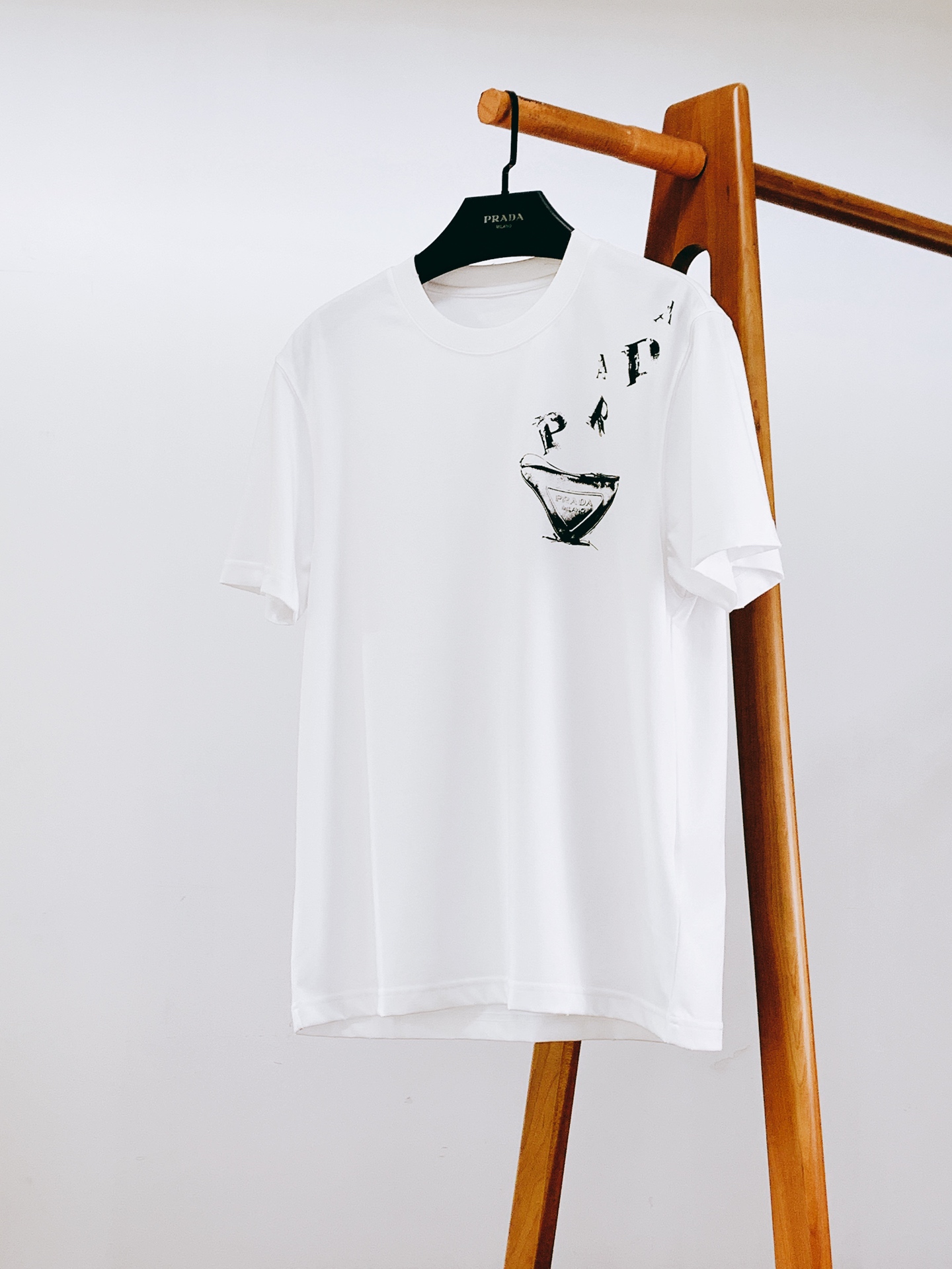 Prada 普拉达 2026SS春夏新品 复古做旧三角盾徽印花短袖👕精选高克重丝光长绒棉打造，面料软糯挺