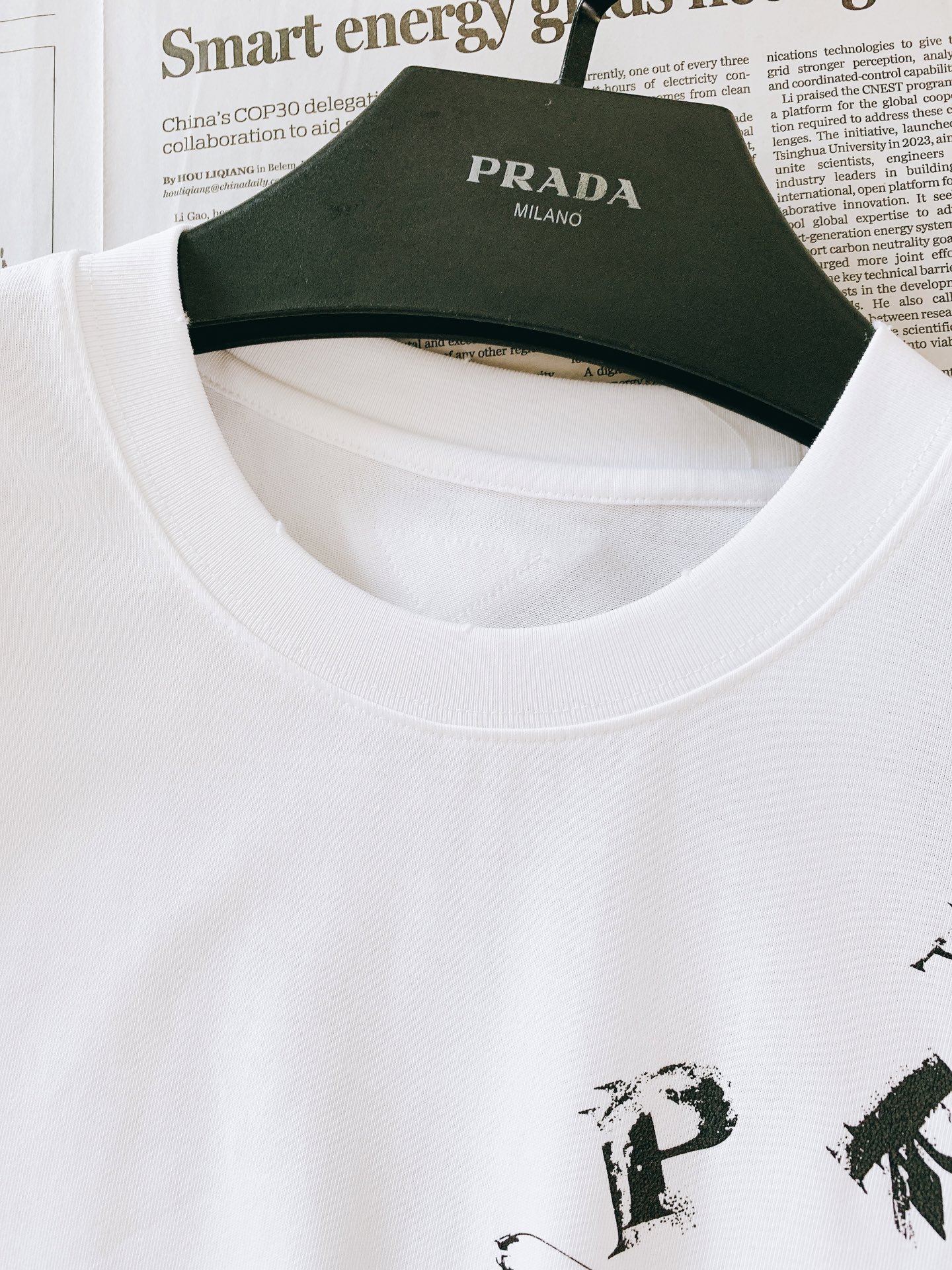 Prada 普拉达 2026SS春夏新品 复古做旧三角盾徽印花短袖👕精选高克重丝光长绒棉打造，面料软糯挺