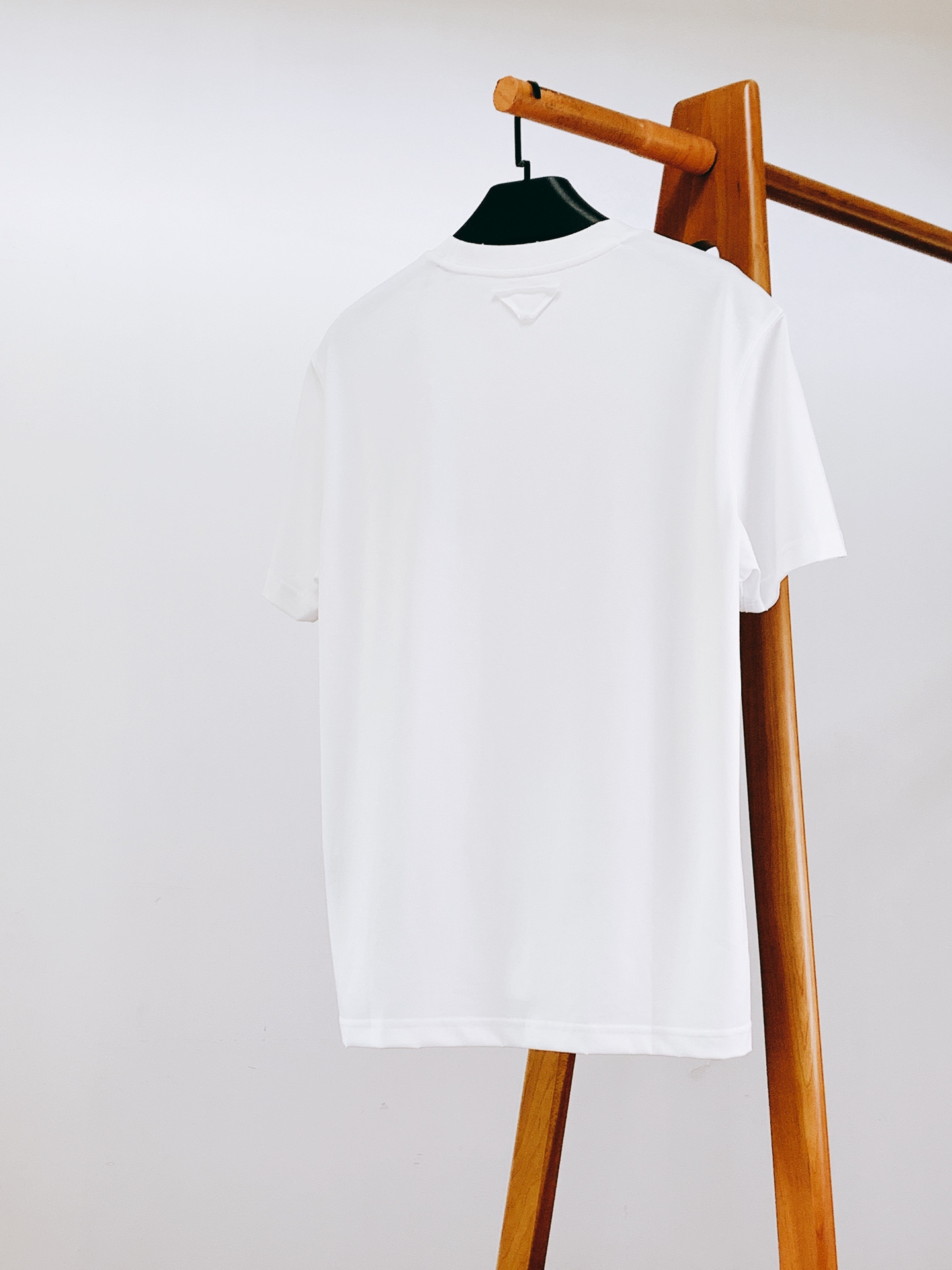 Prada 普拉达 2026SS春夏新品 复古做旧三角盾徽印花短袖👕精选高克重丝光长绒棉打造，面料软糯挺