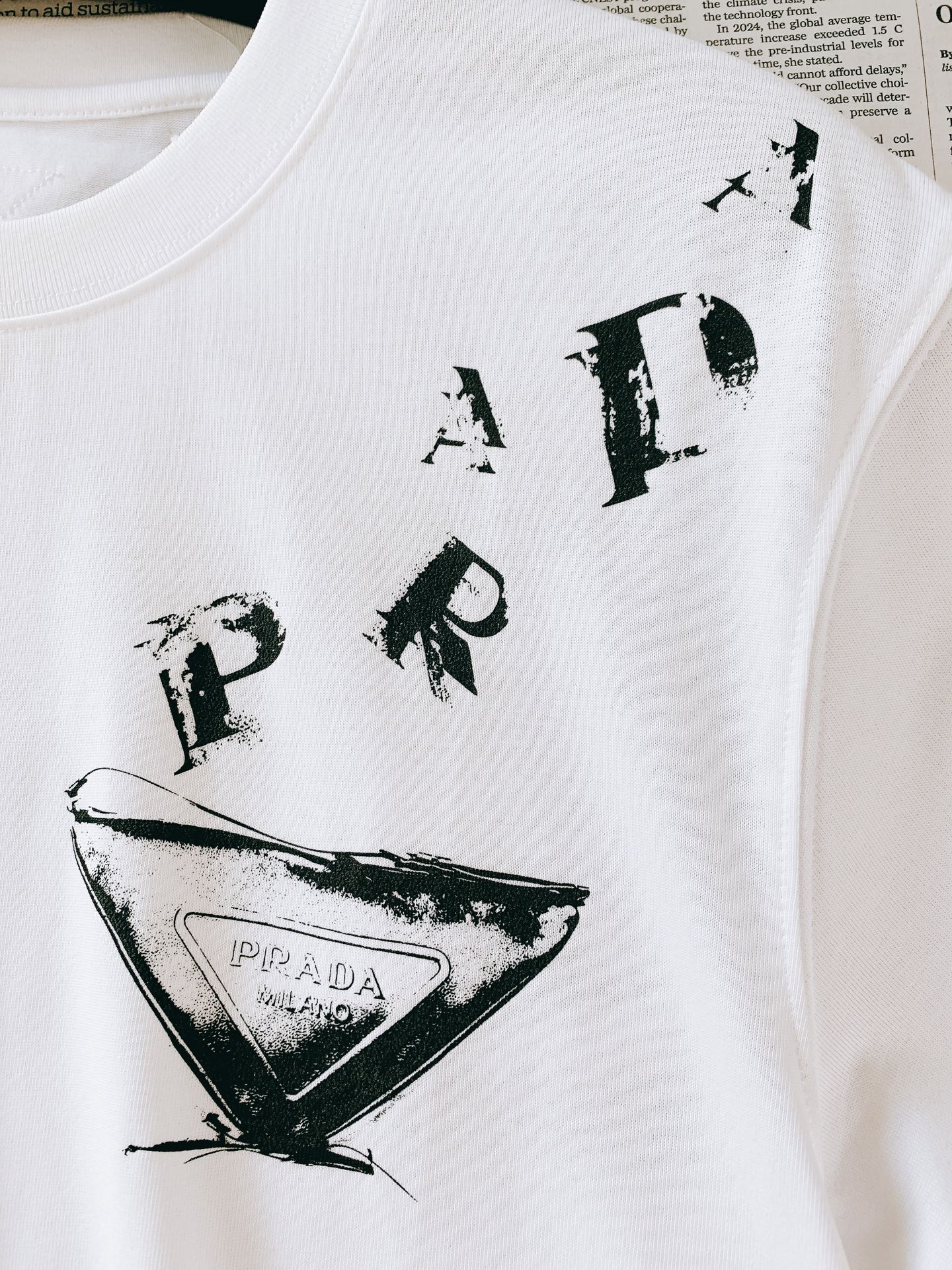 Prada 普拉达 2026SS春夏新品 复古做旧三角盾徽印花短袖👕精选高克重丝光长绒棉打造，面料软糯挺