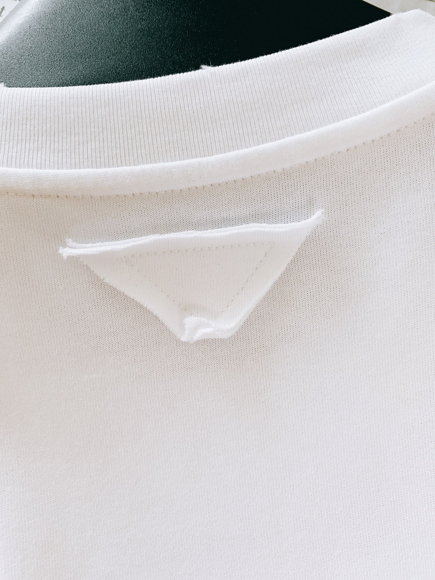 Prada 普拉达 2026SS春夏新品 复古做旧三角盾徽印花短袖👕精选高克重丝光长绒棉打造，面料软糯挺