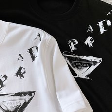 Prada 普拉达 2026SS春夏新品 复古做旧三角盾徽印花短袖👕精选高克重丝光长绒棉打造,面料软糯挺 Prada 普拉达 2026SS春夏新品 复古做旧三角盾徽印花短袖👕精选高克重丝光长绒棉打造,面料软糯挺