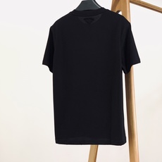 Prada 普拉达 2026SS春夏新品 复古做旧三角盾徽印花短袖👕精选高克重丝光长绒棉打造,面料软糯挺 Prada 普拉达 2026SS春夏新品 复古做旧三角盾徽印花短袖👕精选高克重丝光长绒棉打造,面料软糯挺