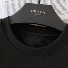 Prada 普拉达 2026SS春夏新品 复古做旧三角盾徽印花短袖👕精选高克重丝光长绒棉打造,面料软糯挺 Prada 普拉达 2026SS春夏新品 复古做旧三角盾徽印花短袖👕精选高克重丝光长绒棉打造,面料软糯挺