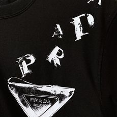 Prada 普拉达 2026SS春夏新品 复古做旧三角盾徽印花短袖👕精选高克重丝光长绒棉打造,面料软糯挺 Prada 普拉达 2026SS春夏新品 复古做旧三角盾徽印花短袖👕精选高克重丝光长绒棉打造,面料软糯挺