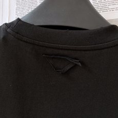 Prada 普拉达 2026SS春夏新品 复古做旧三角盾徽印花短袖👕精选高克重丝光长绒棉打造,面料软糯挺 Prada 普拉达 2026SS春夏新品 复古做旧三角盾徽印花短袖👕精选高克重丝光长绒棉打造,面料软糯挺