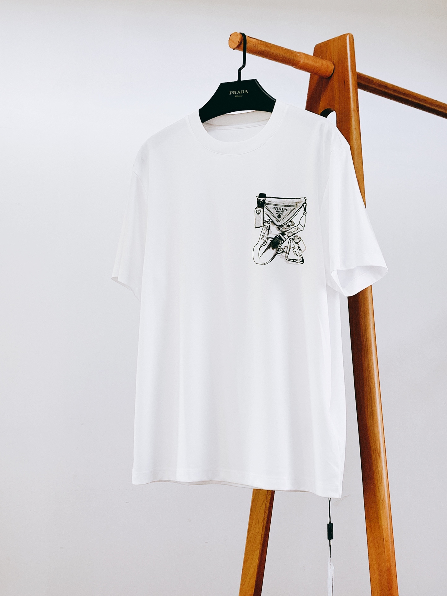 Prada 普拉达 2026SS春夏新品 复古邮差包素描印花短袖👕甄选高支双丝光长绒棉面料，触感软糯细腻