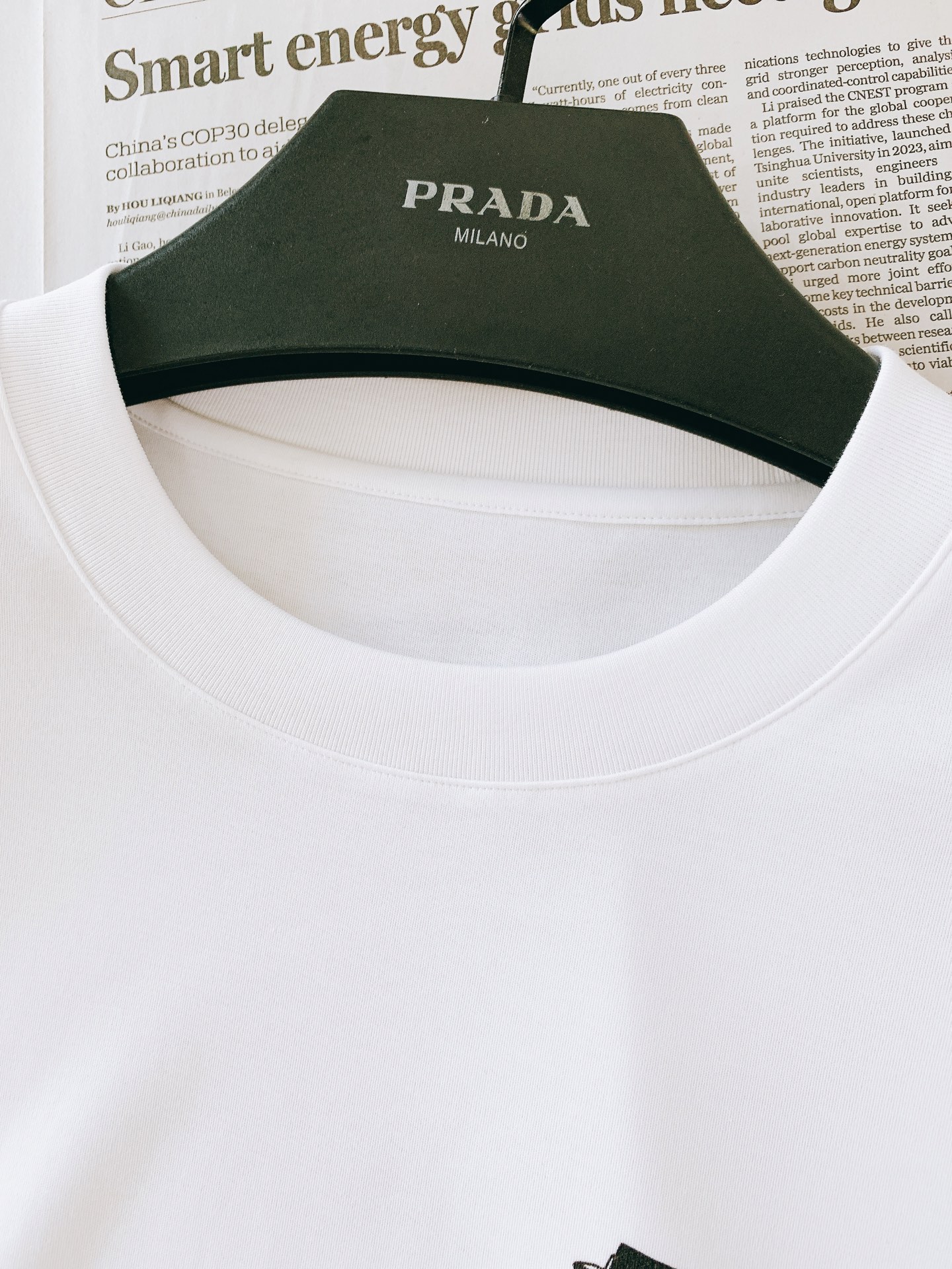 Prada 普拉达 2026SS春夏新品 复古邮差包素描印花短袖👕甄选高支双丝光长绒棉面料，触感软糯细腻